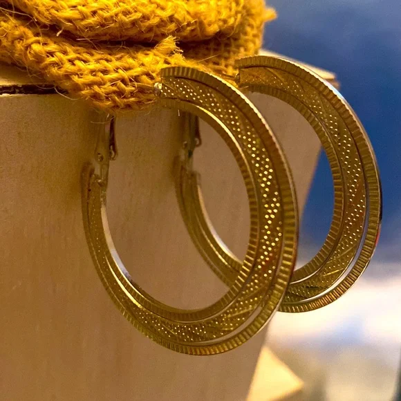 🪙 Silver Textured Hoop Earrings - Picture 7 of 7